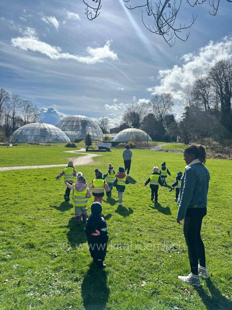 ausflug in den botanischen garten kinderbetreuung kinderkrippe und waldkinderkrippe blueemli in zuerich witikon