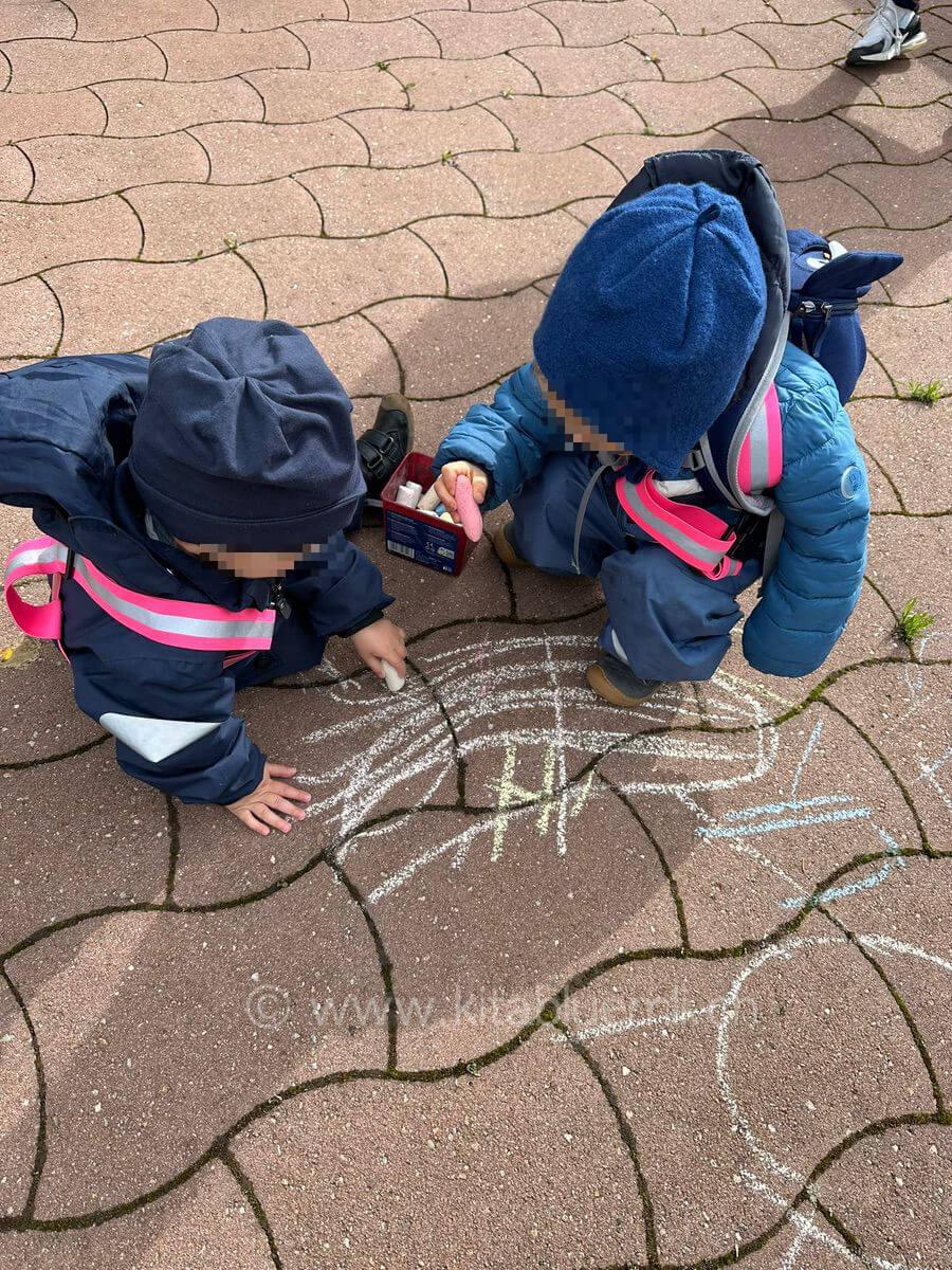 mit kreide malen kinderbetreuung kinderkrippe und waldkinderkrippe blueemli in zuerich witikon