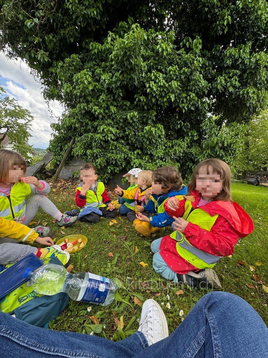 zvieri draussen essen kinderbetreuung kinderkrippe und waldkinderkrippe blueemli in zuerich witikon