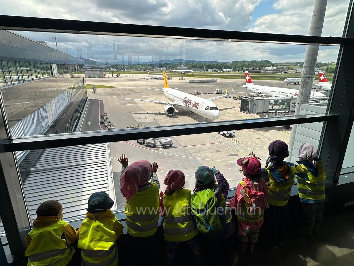 ausflug zum flughafen kinderbetreuung kinderkrippe und waldkinderkrippe blueemli in zuerich witikon