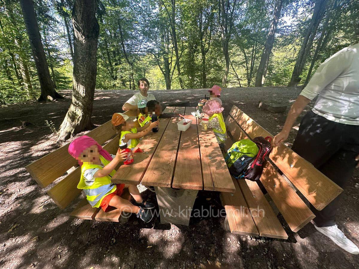 draussen zvieri essen kinderbetreuung kinderkrippe und waldkinderkrippe blueemli in zuerich witikon