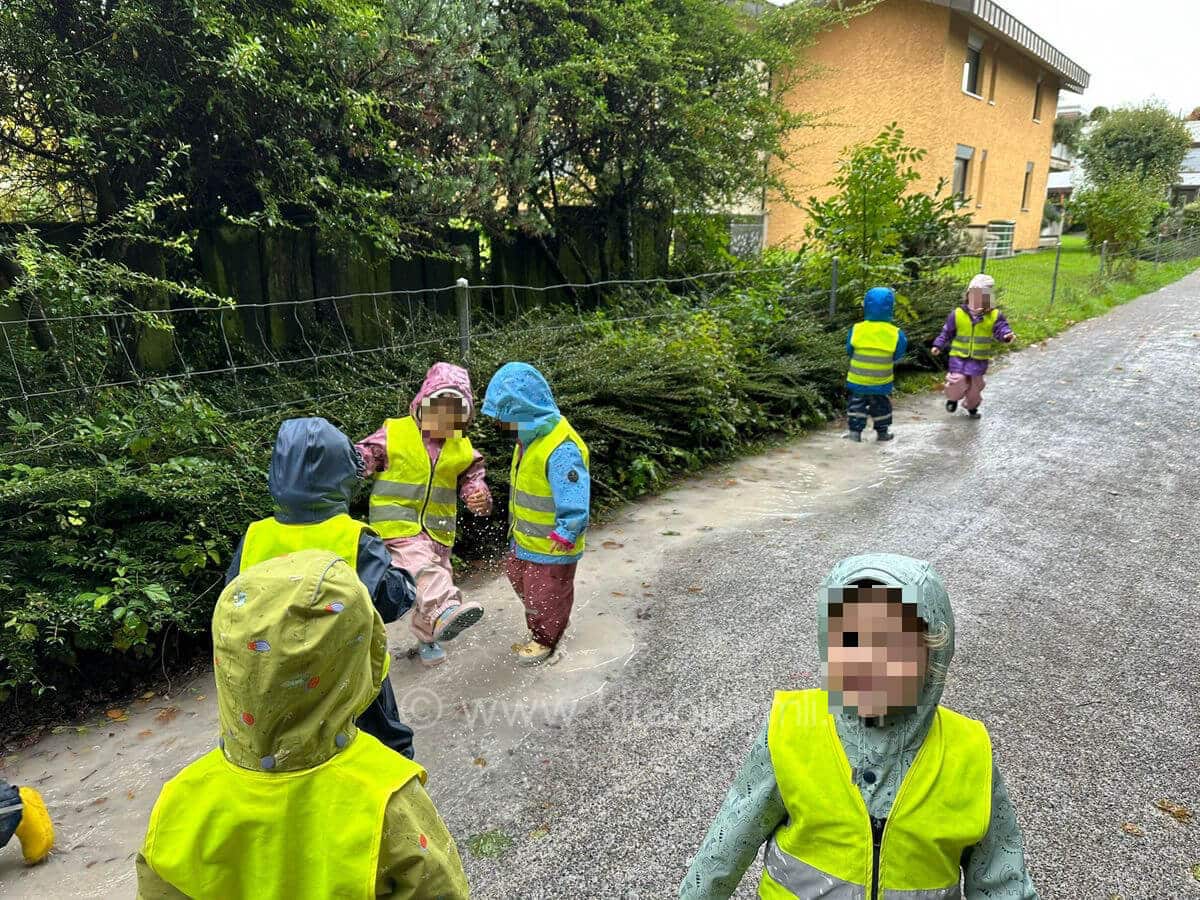 spass im regen kinderbetreuung kinderkrippe und waldkinderkrippe blueemli in zuerich witikon