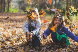 Caregiver and child in the autumn forest – Forest Group, Blüemli Daycare Zurich Witikon