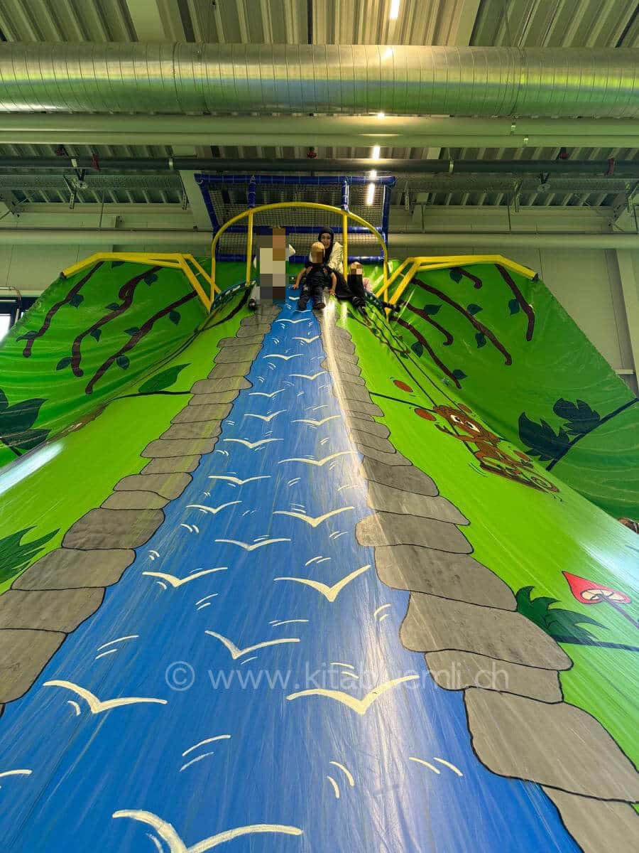 ausflug in die indoor spielhalle kinderbetreuung kinderkrippe und waldkinderkrippe blueemli in zuerich witikon