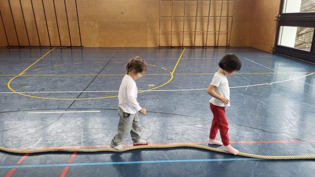 Turnen für Kinder fördert Gleichgewicht und Spass