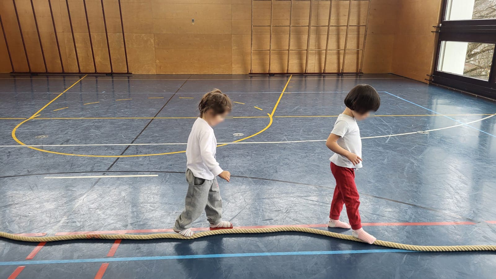 Turnen für Kinder fördert Gleichgewicht und Spass