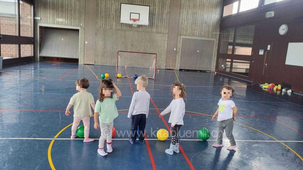 Ballspiele in der Turnhalle