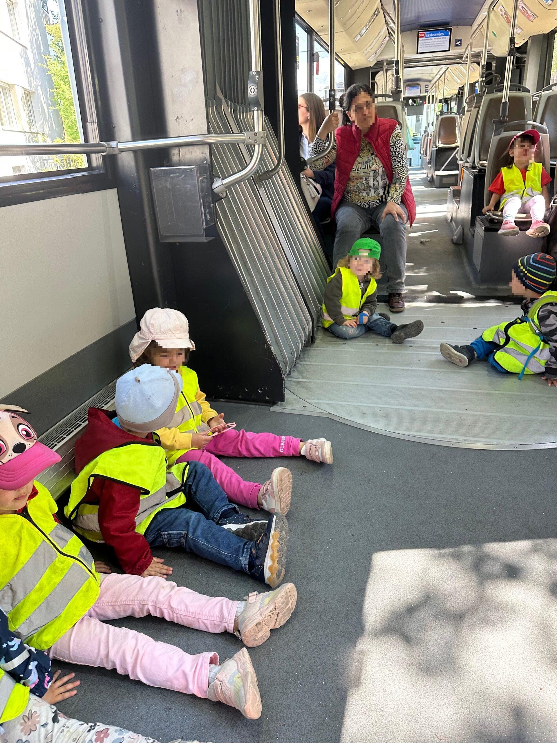 Ausflug mit dem Tram – unterwegs lernen in der KiTa Blüemli