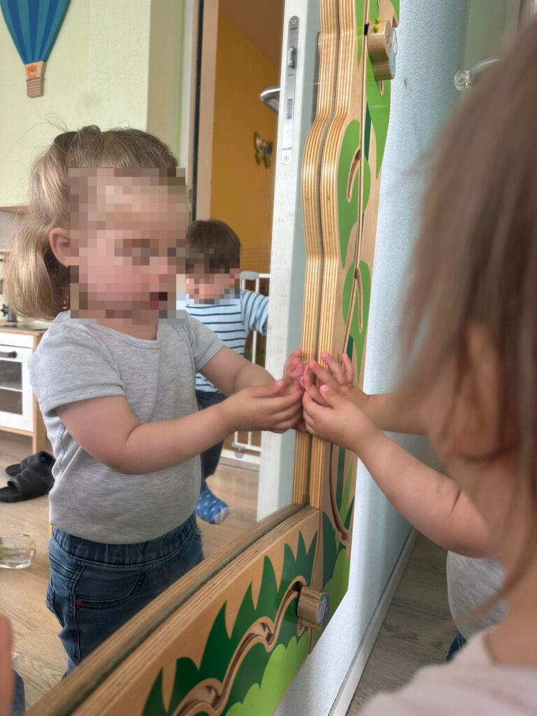Spiegelspiel in der Krippe stärkt das Ich-Gefühl