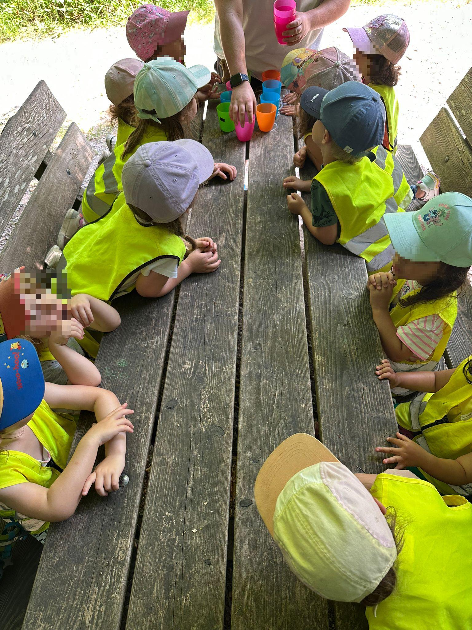 Waldgruppe Abenteuer für glückliche Kinder