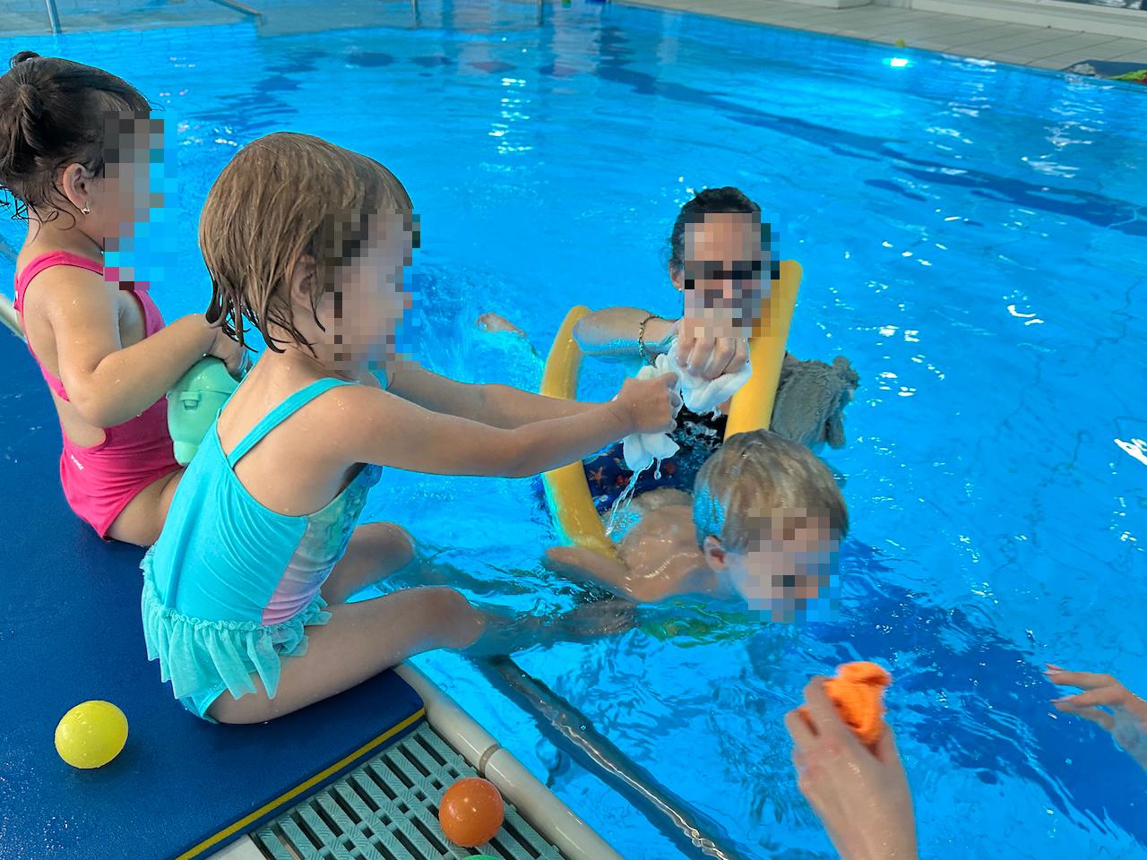 Schwimmen mit Kleinkindern stärkt Vertrauen
