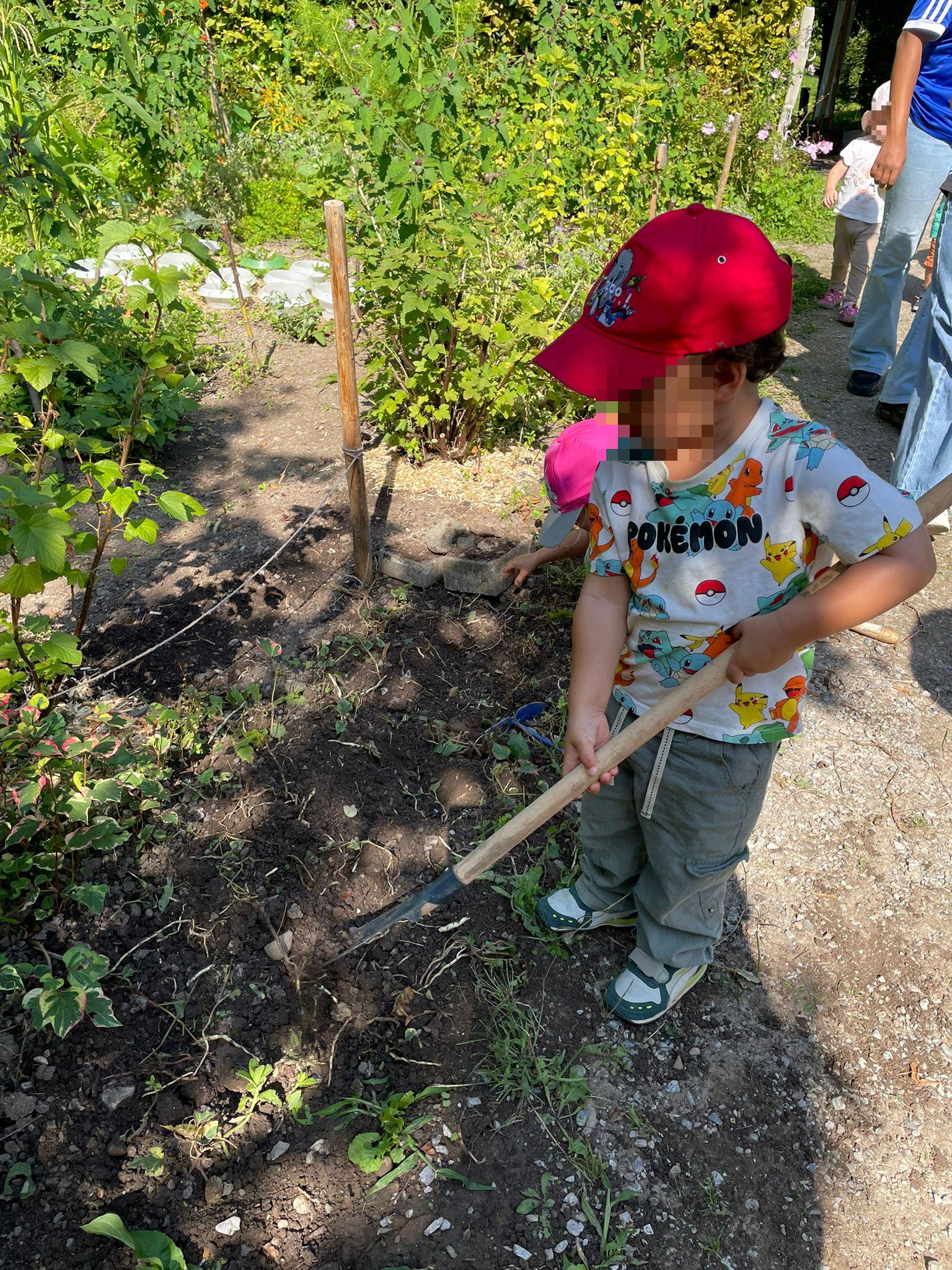 Gärtnern mit Kindern: Ein lehrreicher Gartenausflug voller Entdeckungen