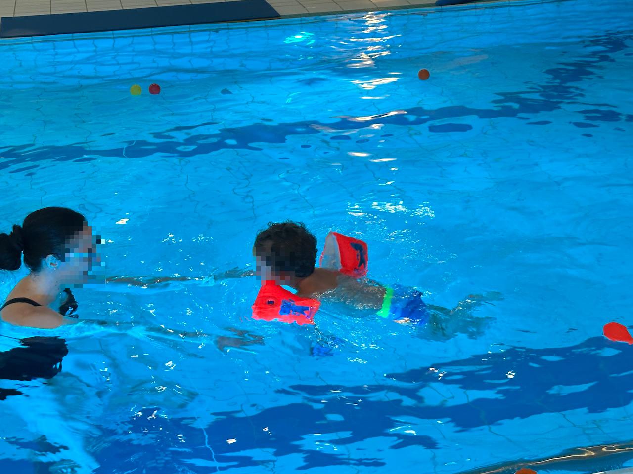Schwimmen mit Kleinkindern stärkt Vertrauen spielerisch