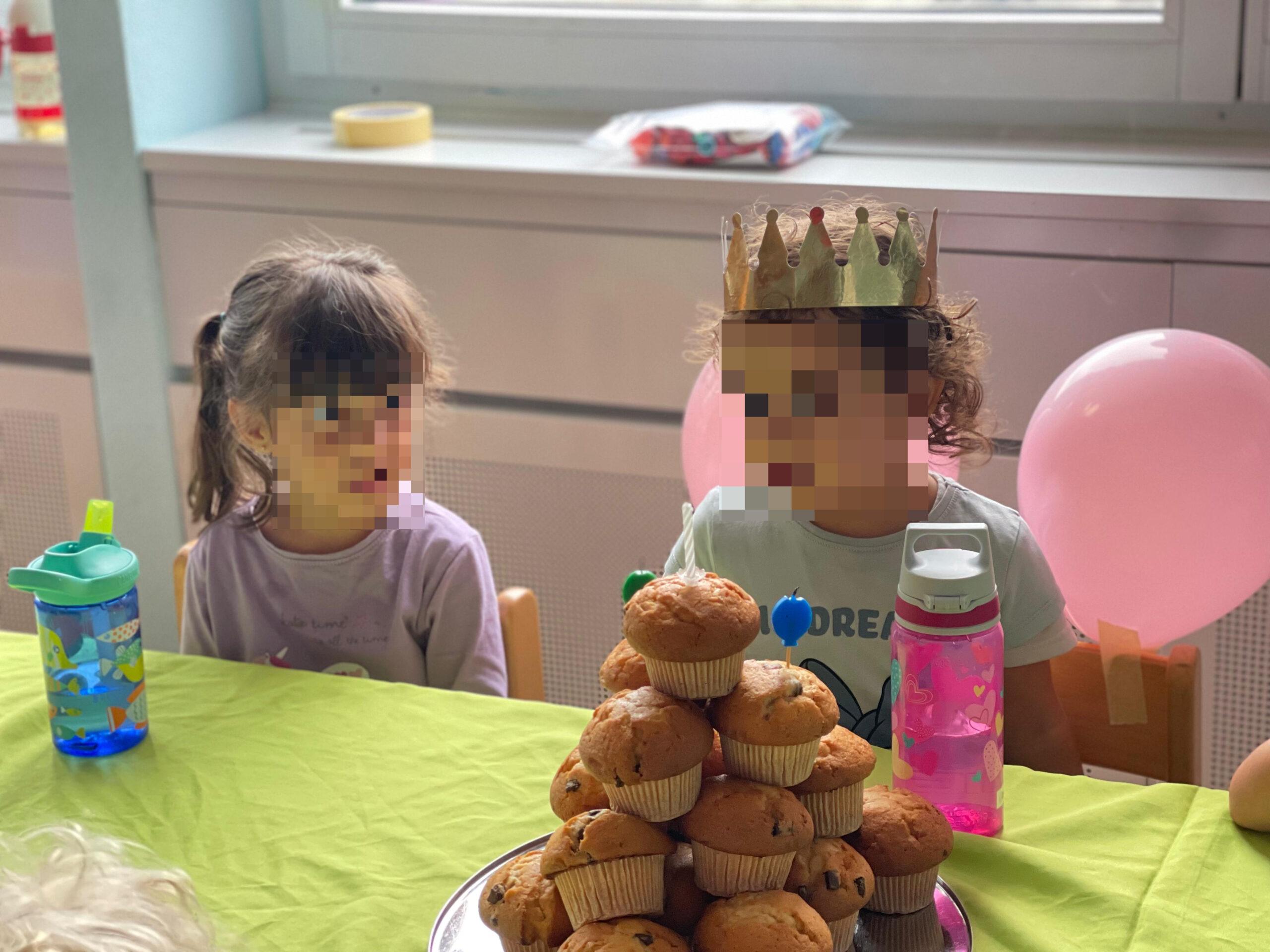 Geburtstagsfeier Kinderkrippe bringt leuchtende Kinderaugen