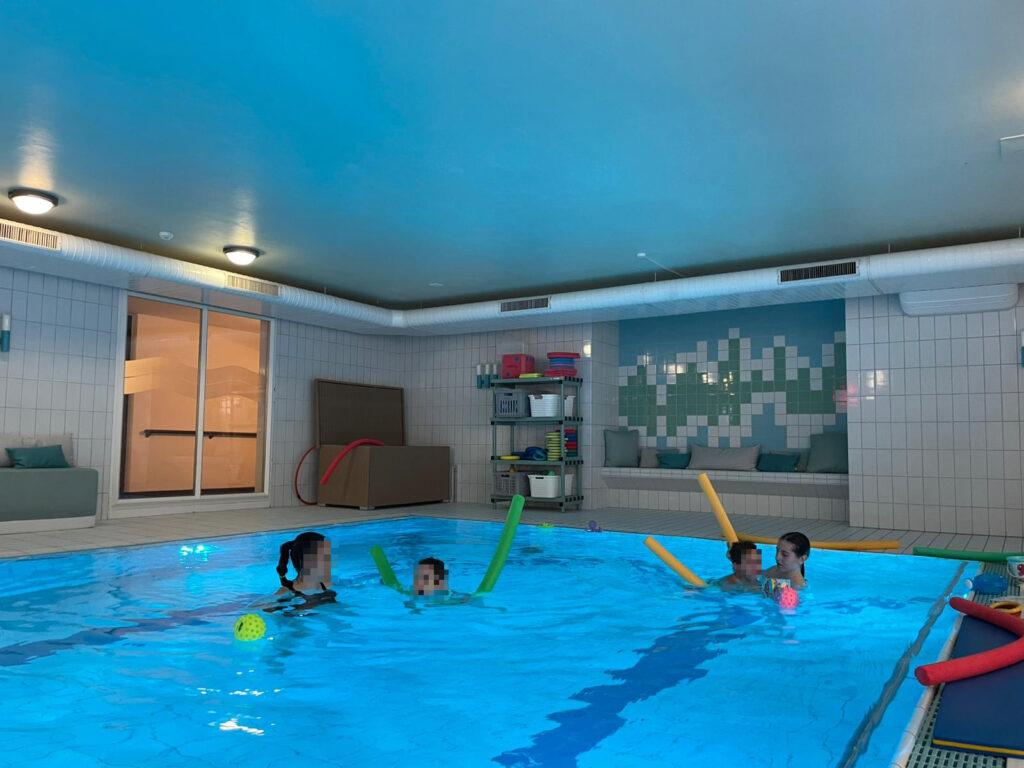 Schwimmabenteuer mit Kindern – 5 mutige Schritte ins Wasser