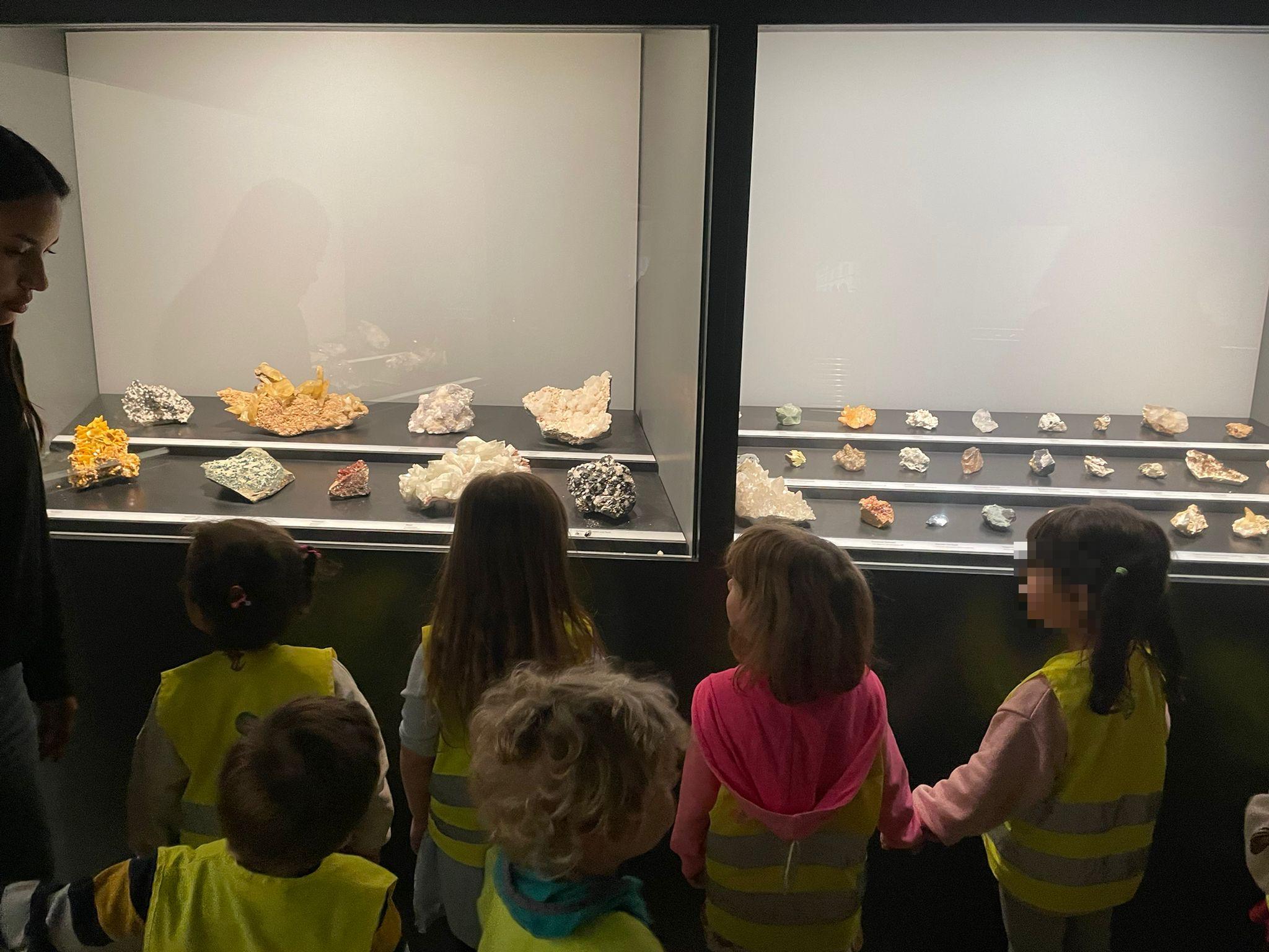 Steineabenteuer mit Kindern – 6 funkelnde Entdeckungen im Museum 1 Steineabenteuer mit Kindern – 6 funkelnde Entdeckungen im Museum