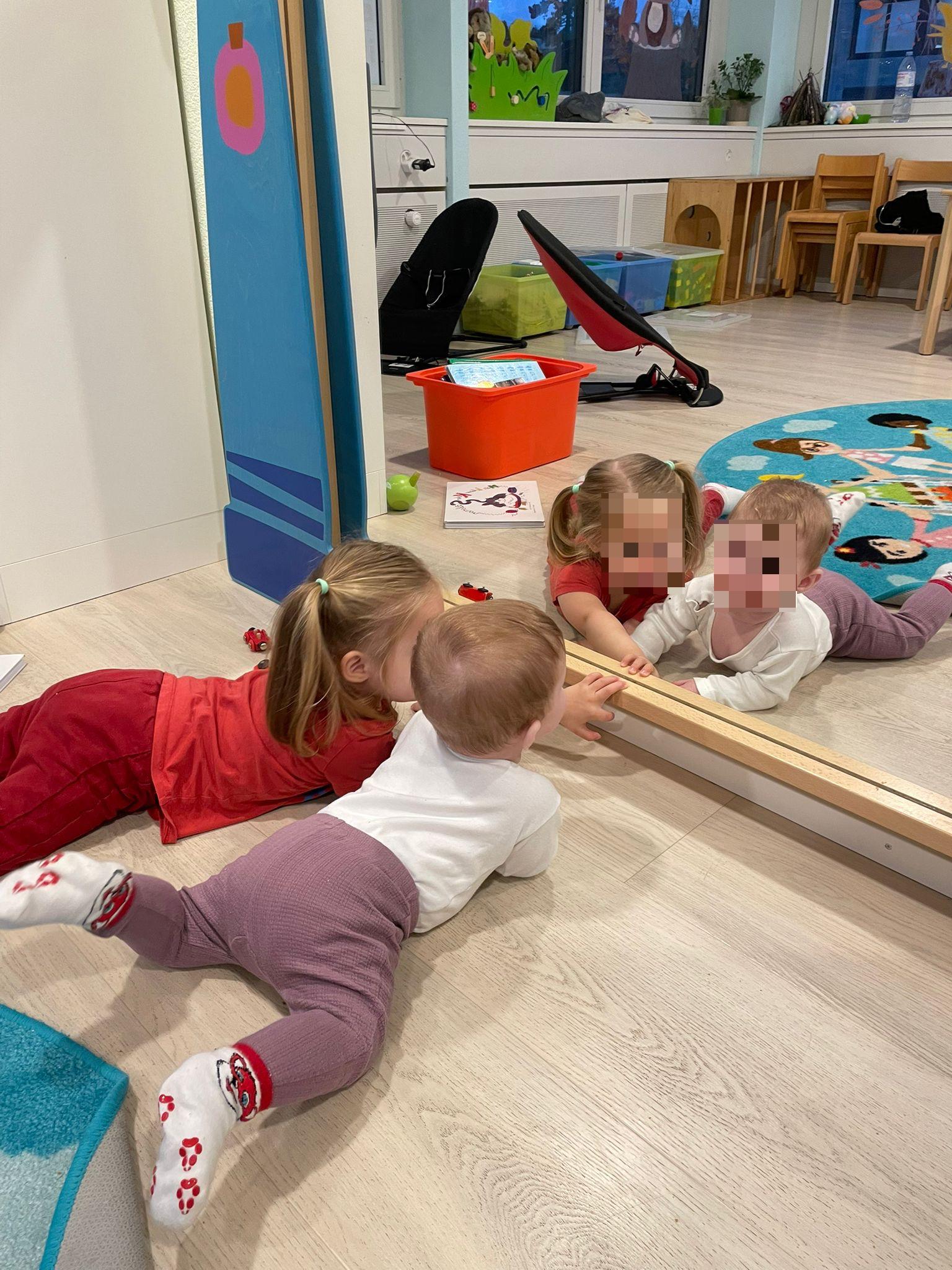 Spiegelspiel für Kleinkinder 5 wertvolle Lernmomente