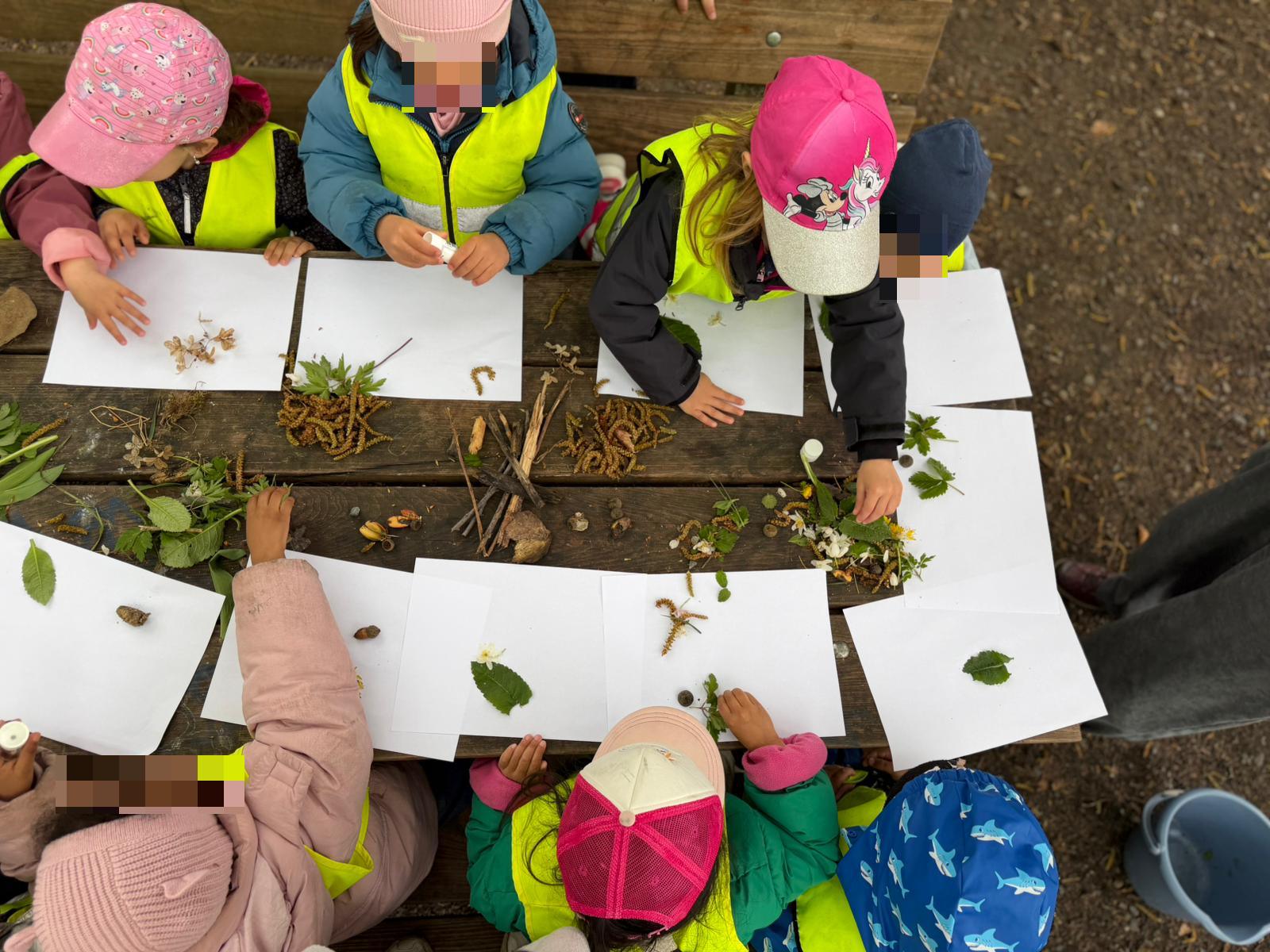 Naturkunst im Wald: Kreative Naturerlebnisse in der Kinderkrippe Blüemli